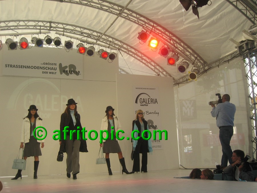 ../Images/Krefeld-Strssenmodenschau-2005 342.jpg